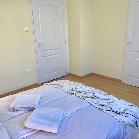 Ella Apartman Debrecen Buitenkant foto
