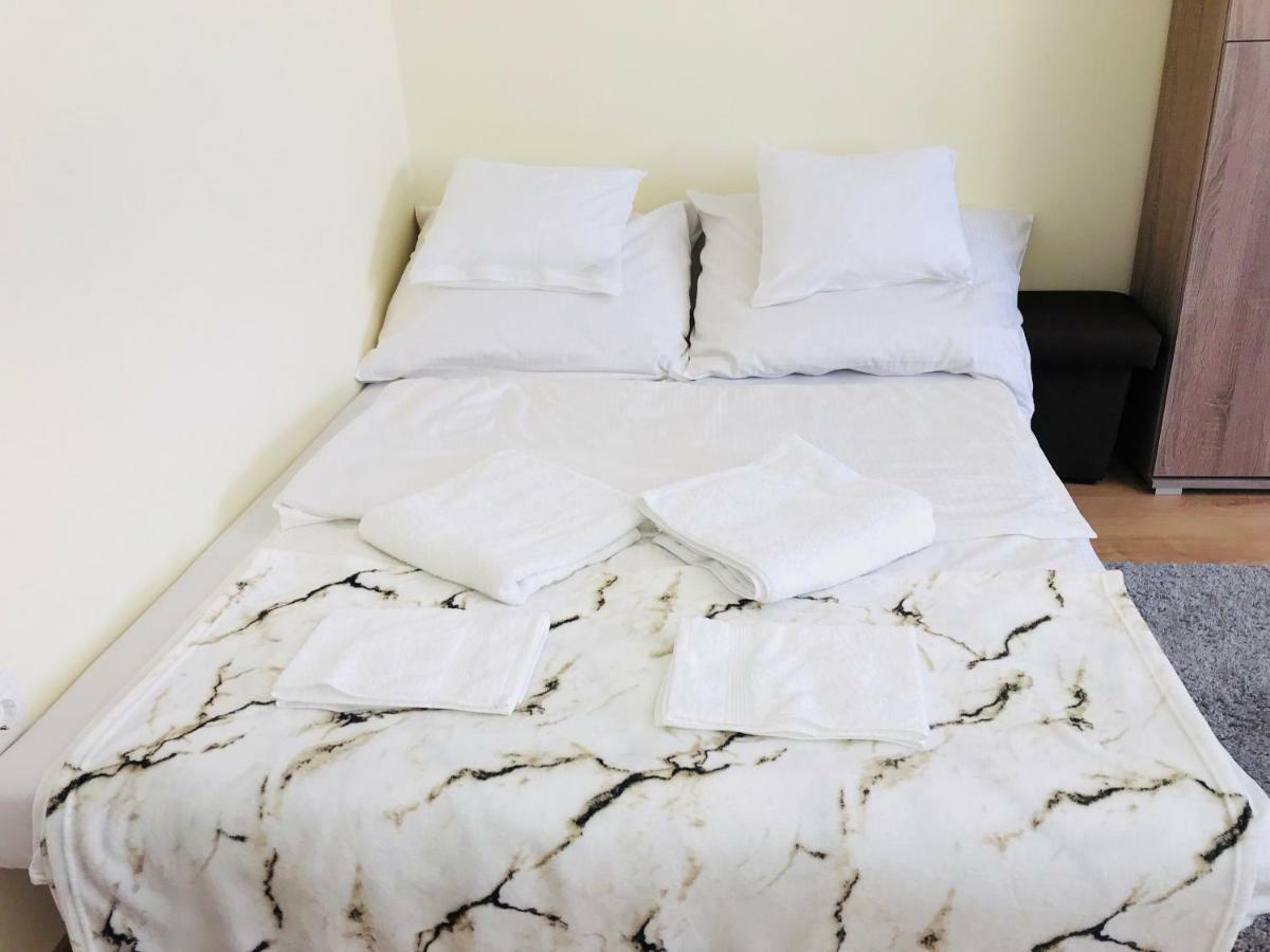 Ella Apartman Debrecen Buitenkant foto