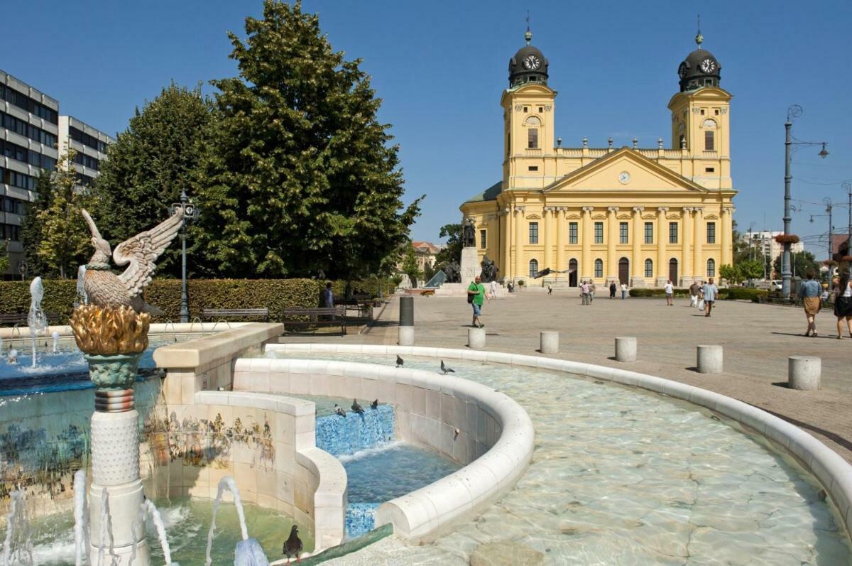 Ella Apartman Debrecen Buitenkant foto