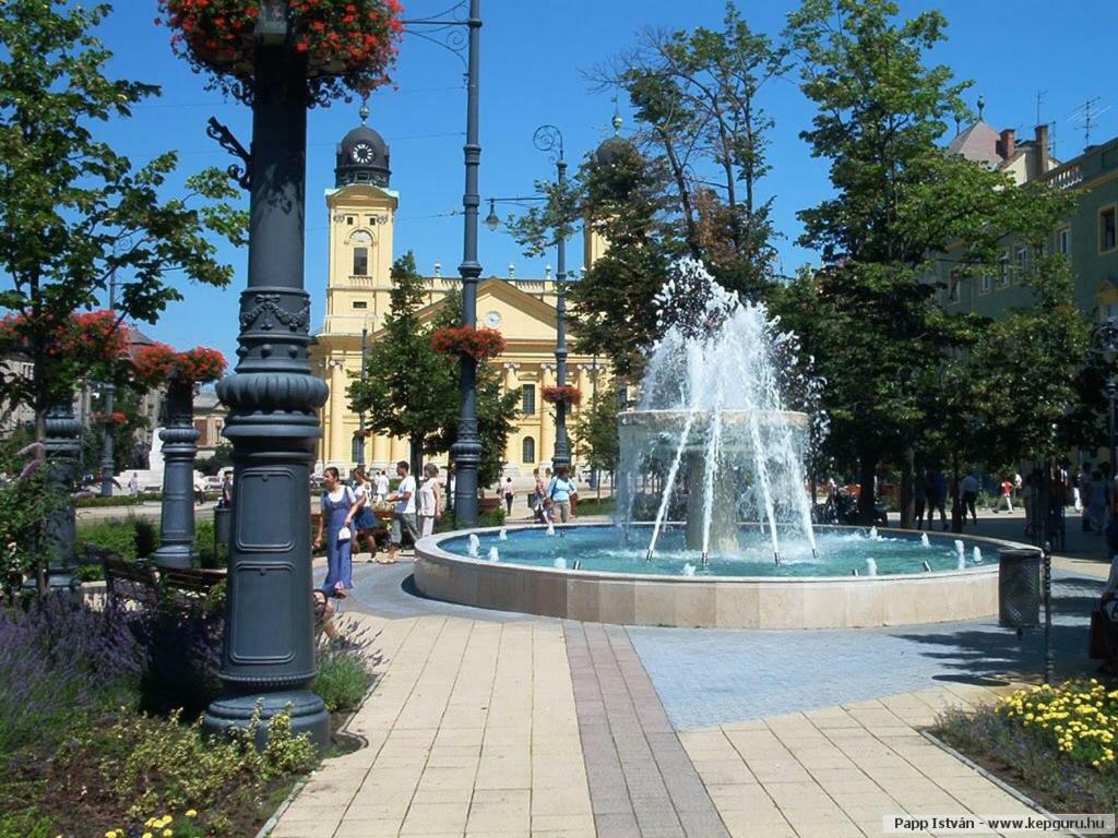 Ella Apartman Debrecen Buitenkant foto