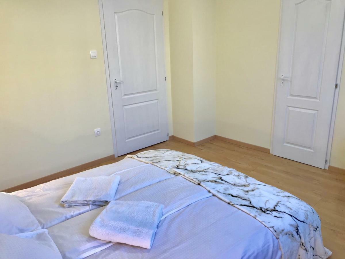 Ella Apartman Debrecen Buitenkant foto