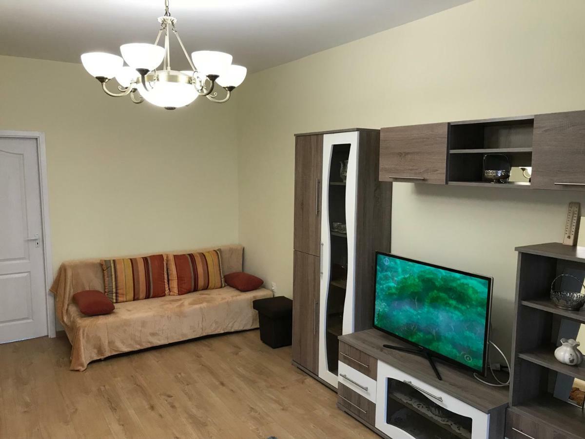 Ella Apartman Debrecen Buitenkant foto